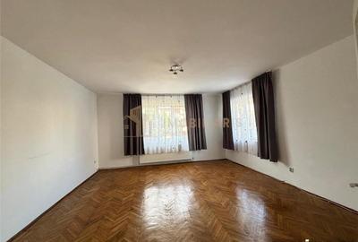 Casă cu 6 camere cu Teren 300 Mp în Central - 1