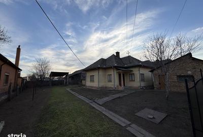 Casă cu 4 camere cu Teren 2000 Mp în Central - 1