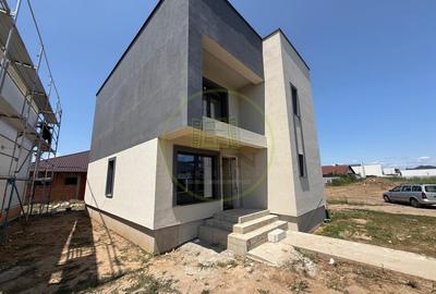 Casă individuală cu 5 camere cu Canalizare în Preajba