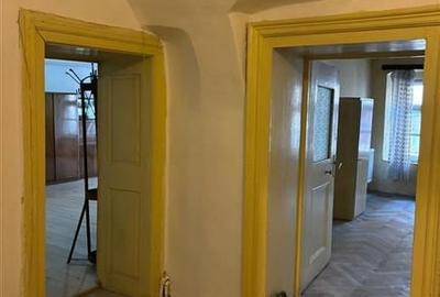 Apartament cu 3 camere semidecomandat în Centrul Istoric