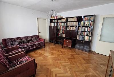 Apartament cu 3 camere semidecomandat, mobilat în Spitalul Județean - 1