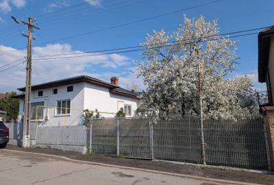 Casă cu 3 camere decomandat în Ultracentral