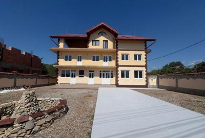 Casă cu 12 camere cu Teren 1652 Mp în Primăverii - 1