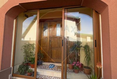 De vanzare 2 Corpuri de Casa si Teren 1388 mp in Geamana, Bradu - 3