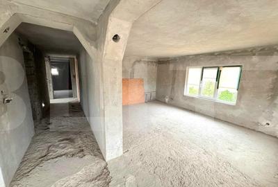 Vila cu demisol si 2 etaje, nefinalizata, pe teren de aproape 3.000 mp - 6