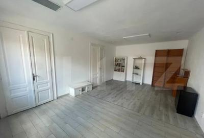 Casă cu 3 camere cu Teren 200 Mp în Central - 2