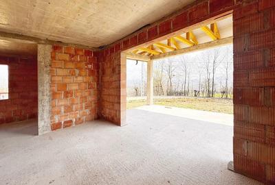 Casă cu Teren 5600 Mp în Groși - 2