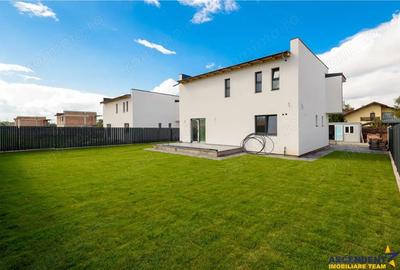 Casă cu 7 camere cu Canalizare în Noua - 10