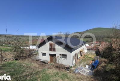 Casă cu 4 camere cu Canalizare în Slimnic - 1