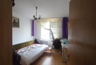 Apartament cu 3 camere semidecomandat în Colentina