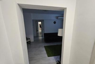 Apartament cu 3 camere semidecomandat, mobilat în P-ța Romană