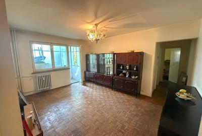 Apartament cu 3 camere semidecomandat în Craiovița Nouă