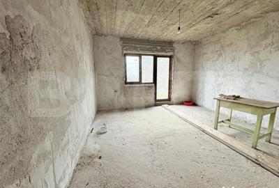 Casă cu 3 camere cu Teren 1900 Mp în Vest