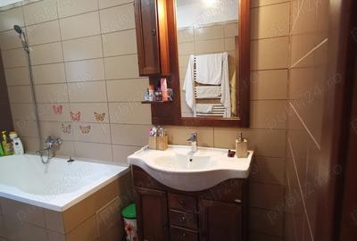 Casă cu 6 camere cu Teren 420 Mp în Piața Centrală - 2