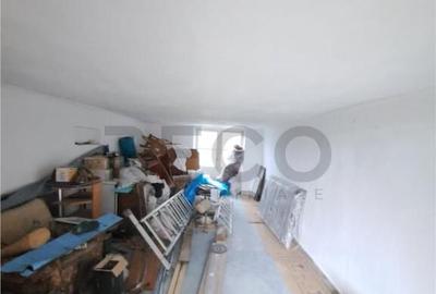 Apartament cu 3 camere , decomandat , cu 2160 mp teren intra - 2