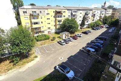 Apartament cu 3 camere decomandat în Micro 16