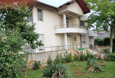 Urziceni, Centrul Vechi, vila impunatoare - 1