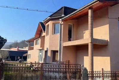 Casă cu 4 camere cu Teren 998 Mp în Vața de Jos - 1