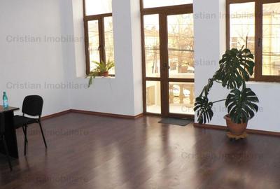 Casă cu 5 camere cu Teren 200 Mp în Central - 3