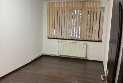 Se închiriază apartament cu 3 camere în zona centrală , pretabil birouri . - 1