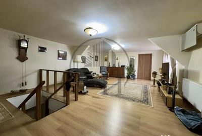 Casă cu 10 camere cu Teren 597 Mp în Central