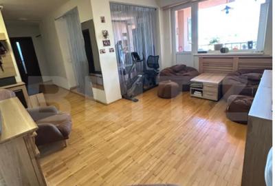 Apartament cu 3 camere decomandat, mobilat în 7 Noiembrie - 8