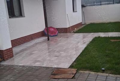 Casă cu 3 camere cu Teren 300 Mp în Central