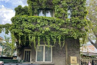 Casa in centrul orasului,curte generoasa - 1