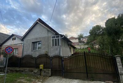 Casă cu 3 camere cu Teren 270 Mp în Central - 1