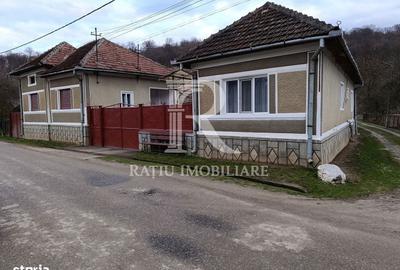 Casă cu 4 camere în Băile 1 Mai