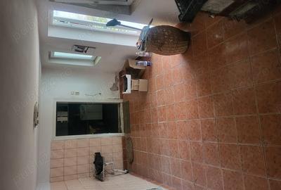 Vand casa cu curte cu gradina, situata central. - 2