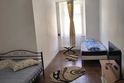 Apartament cu 3 camere semidecomandat în Central - 1