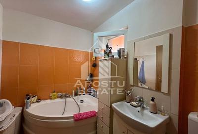 Jumatate de duplex  cu 4 camere si 2 bai, decomandat situat in Utvin - 8