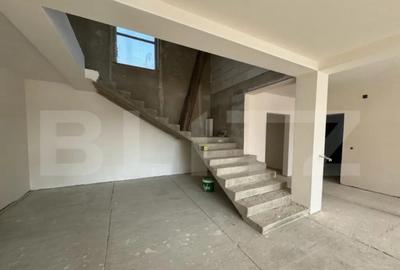 Casă cu 7 camere cu Teren 3000 Mp în Central