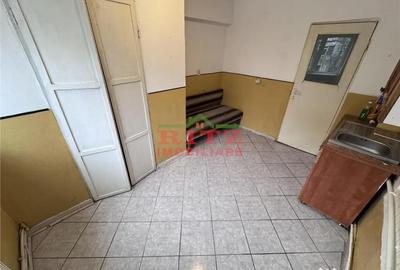 Apartament cu 3 camere semidecomandat în Central - 9