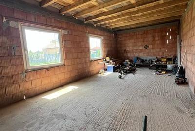 RECO Casa la rosu, la iesire din Les, langa padure - 4