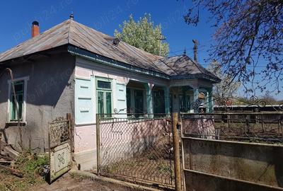 Casă cu 4 camere cu Teren 1048 Mp în Valea Seacă - 1