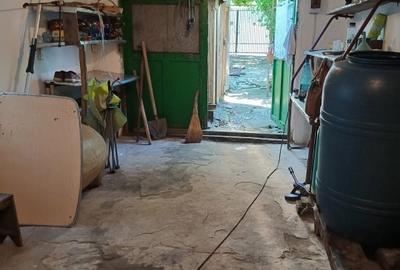 Garaj , depozit ,căsuță de relaxare  cu terasă vie - 9