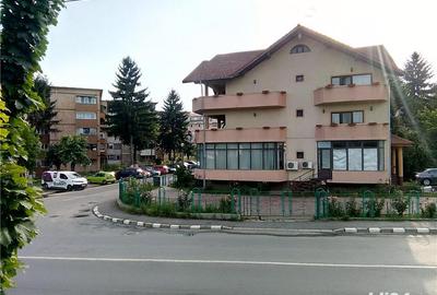Spațiu comercial, de 300 mp, în Central - 4