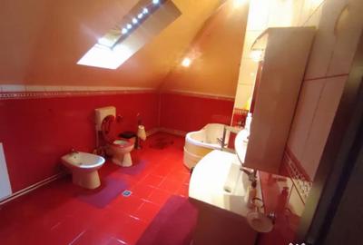 Casă cu 7 camere cu Canalizare în Central - 2