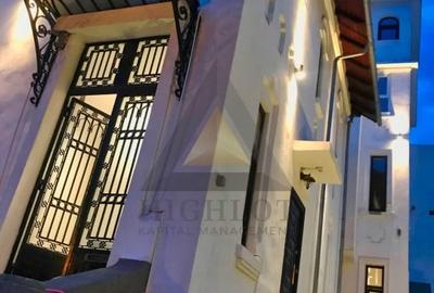 Casă individuală cu 8 camere cu Canalizare în Arcul de Triumf - 1