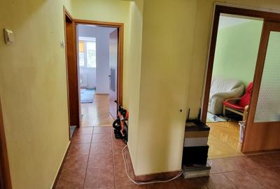 STRADAL, et. 1/10, decomandat, vedere mixta, bloc 1985 REABILITAT, tramvaiul 41 - 7