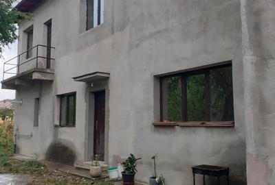 Casă în Scorțeni