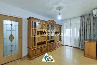 Apartament cu 3 camere semidecomandat, mobilat în Aurel Vlaicu