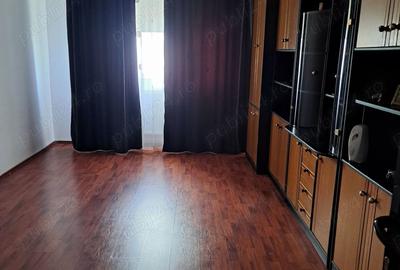 Inchiriez apartament trei camere peste strada de Catedrala Noua ,Scoala c nr 3 - 1