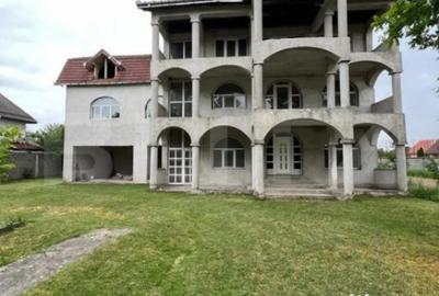 Casă cu 7 camere cu Teren 3000 Mp în Botizului