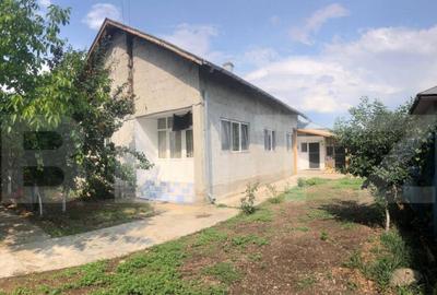 Casă cu 4 camere cu Teren 2906 Mp în Central