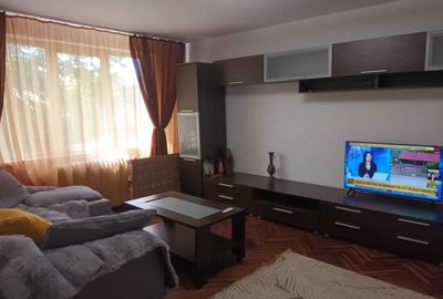 Apartament cu 4 camere semidecomandat, mobilat în Punctele Cardinale
