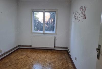 Apartament cu 3 camere decomandat în UTA