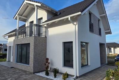 Casă cu 4 camere cu Teren 400 Mp în Central